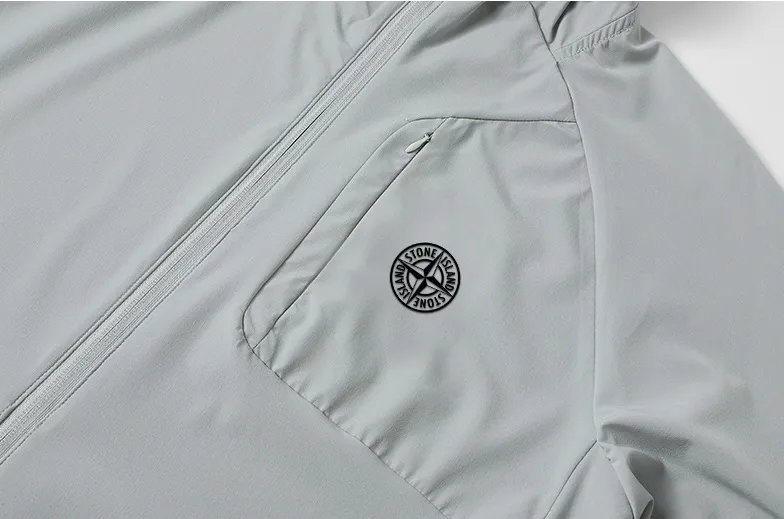 P290 Stone Island sun protection jacket, a cool and popular thin jacket made of super soft fabric. Fashionable urban versatile style, a must-have item in summer, quick-drying clothes, quick dehydration and drying after washing, the upper body is breathable and fashionable and beautiful. The specially supplied fabrics are all polyester fiber fabrics imported from the UK. They have a light luster, unique texture, soft and smooth feel, and excellent details. It is not a product that can be compared with ordinary fabrics. Customized original logo hardware and accessories design! The details are very good. Give outdoor users a full experience and complete protection, bringing us closer to the challenges of nature, sun protection fabrics! A must-have item for trendy men and trendy women, highly recommended! Size:Size:S-XL